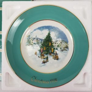 Vintage Avon (1978) Christmas Collectors Plate “Trimming the Tree” – Gold Trim