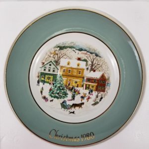 Vintage Avon (1980) Christmas Collectors Plate “Country Christmas” – Gold Trim