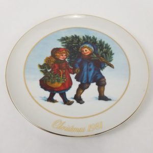 Vintage Avon (1981) Christmas Collectors Plate “Christmas Memories” – Gold Trim