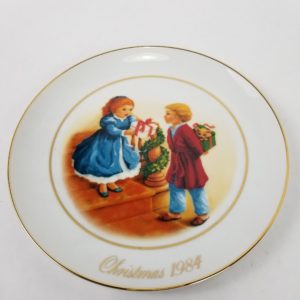 Vintage Avon (1984) Christmas Collectors Plate “Christmas Memories” – Gold Trim