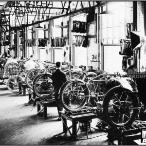 Vintage Indian Motocycle Factory PHOTO – 1918 Assembling New Indians